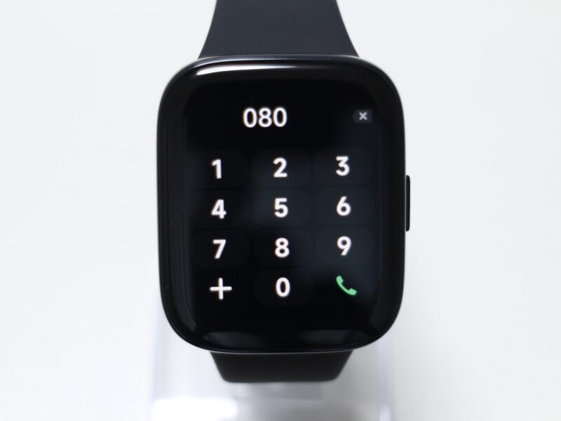 Redmi Watch 3 Active のダイヤルパッドの画面で電話番号を直接入力しているところ