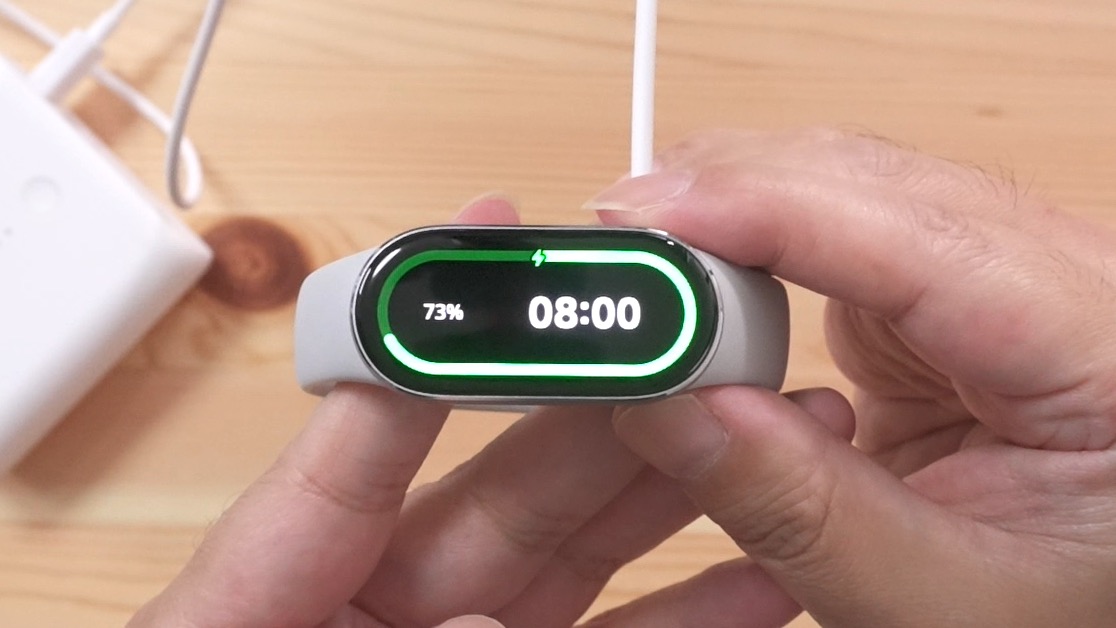 Xiaomi Smart Band 10の充電中の画面(バッテリー残量表示)