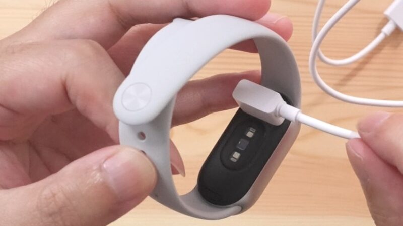 Xiaomi Smart Band 10に充電ケーブルを接続している様子