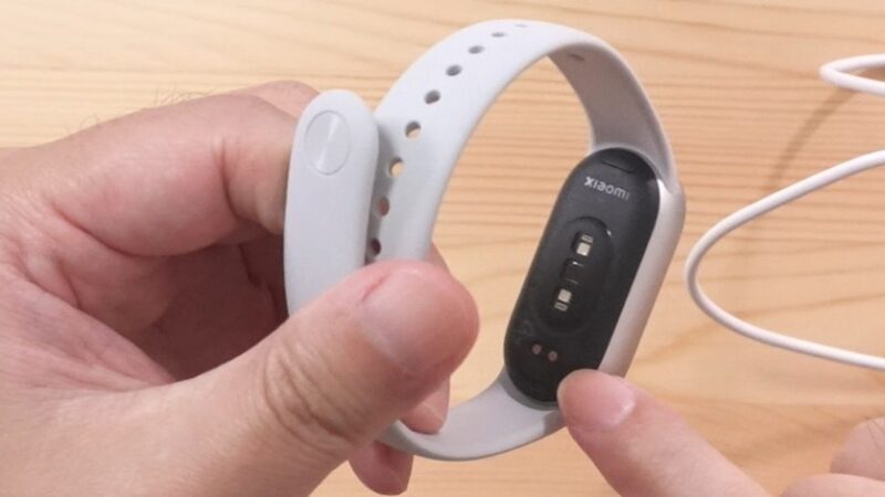 Xiaomi Smart Band 10の背面端子(充電用)