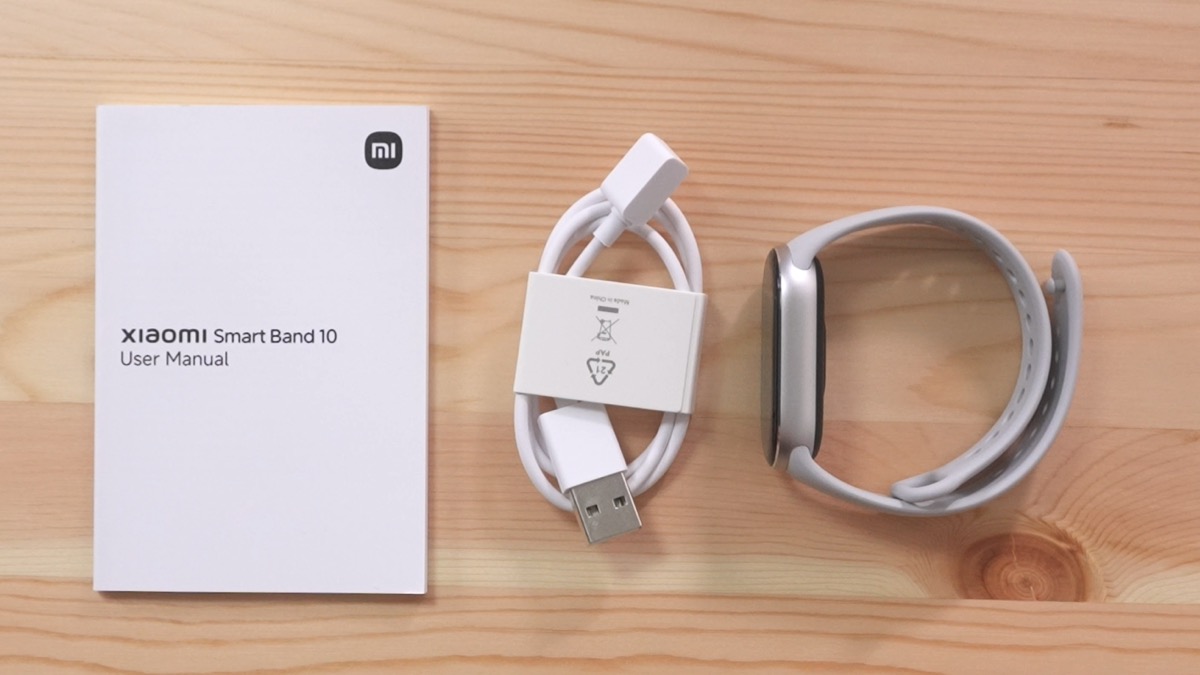 Xiaomi Smart Band 10の同梱物(本体、充電ケーブル、ユーザーマニュアル)