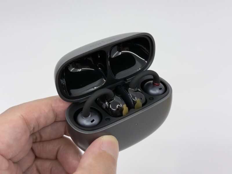 EarFun Clipの充電ケースを開いた状態。イヤホン本体が収納されている様子