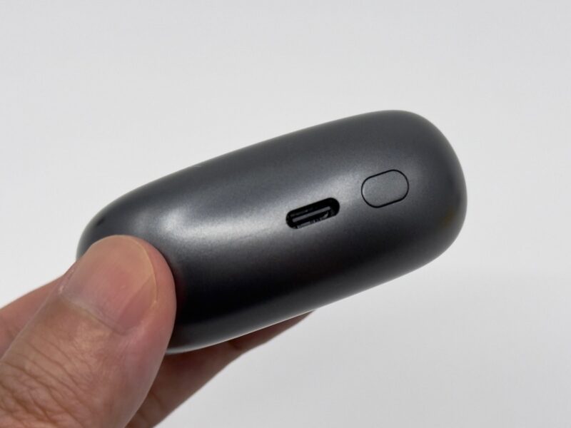 EarFun Clipの充電ケース底部。USB Type-Cの充電端子が配置されている