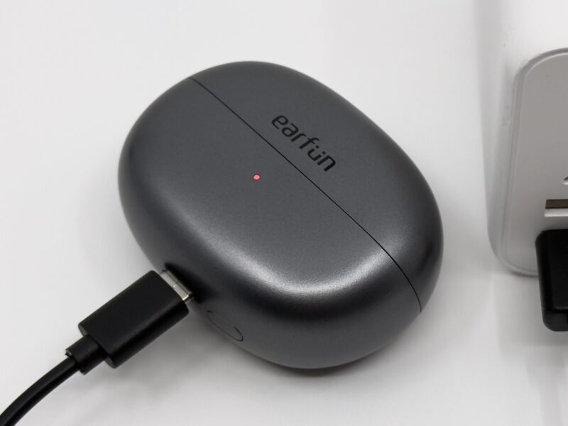 EarFun Clipのケースを充電している様子