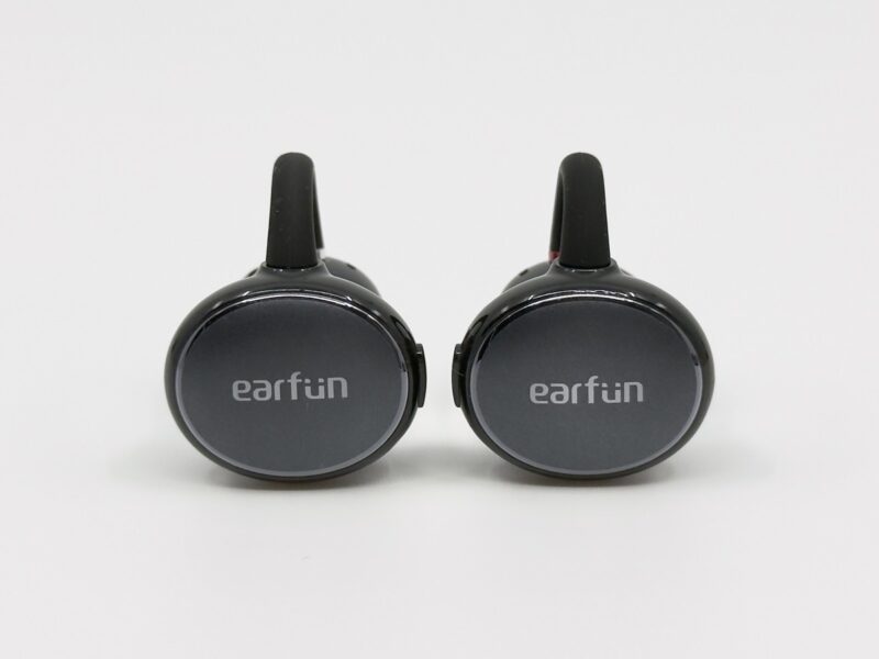 EarFun Clipのイヤホン本体（背面のearfunのロゴ）