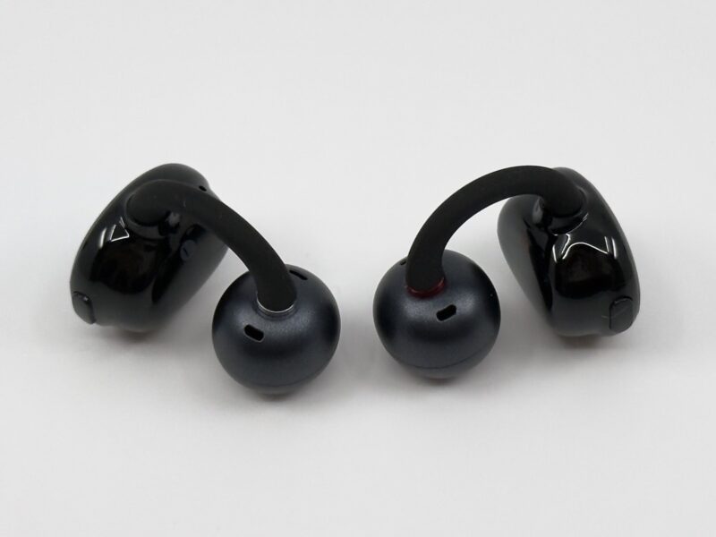 EarFun Clipのイヤホン本体（斜め上からのショット）。形状記憶ワイヤーと液体シリコンの質感がわかる：その2