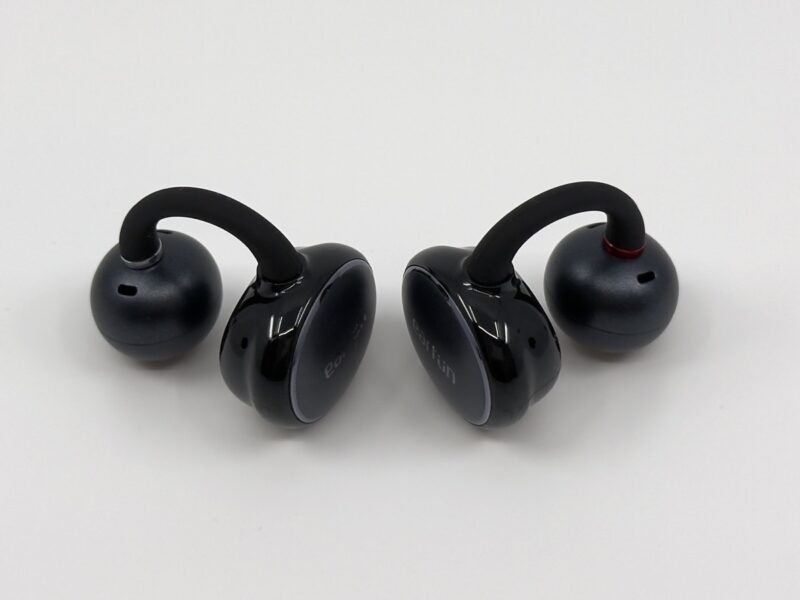 EarFun Clipのイヤホン本体（斜め上からのショット）。形状記憶ワイヤーと液体シリコンの質感がわかる