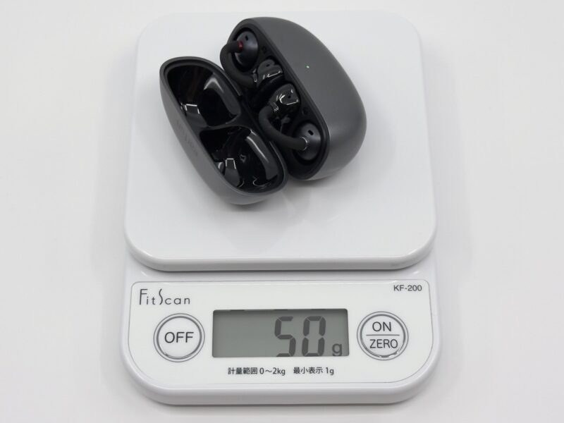 EarFun Clipのケースとイヤホンをはかった様子。合計約50g