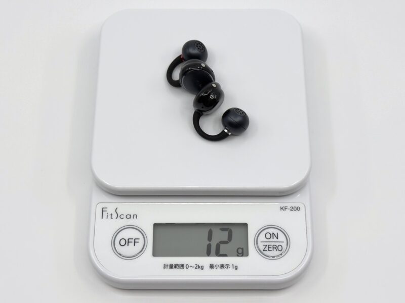 EarFun Clipのイヤホンをはかった様子。左右合わせて約12g。