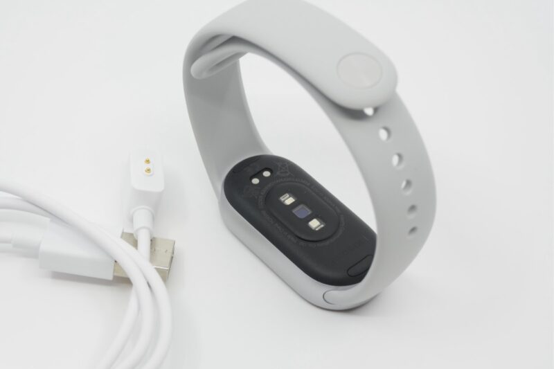 本体背面と充電ケーブル