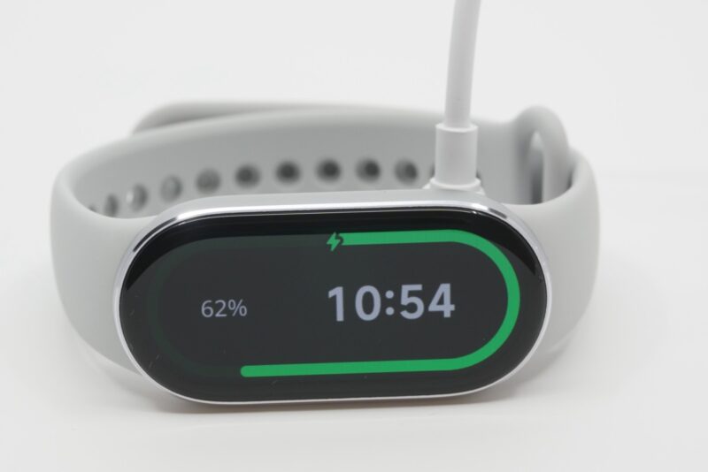 Xiaomi Smart Band 10 の充電中の画面