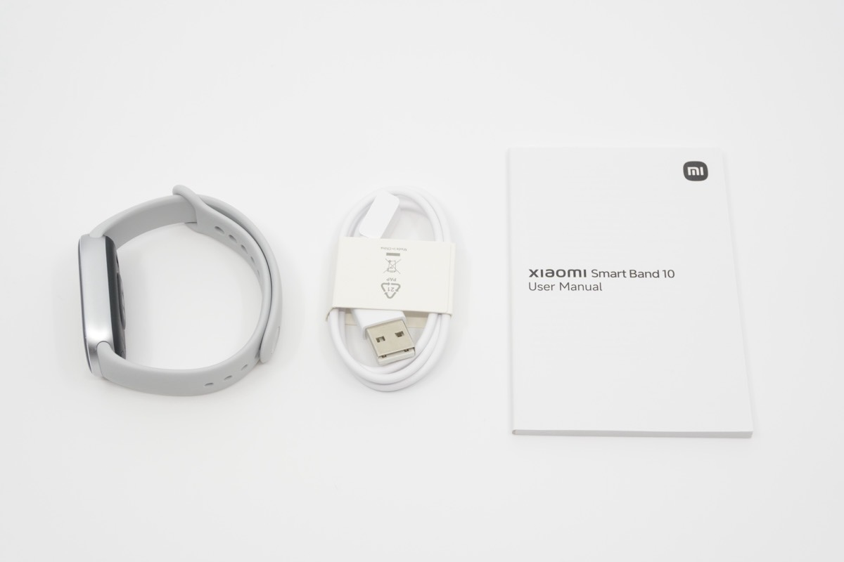 Xiaomi Smart Band 10の同梱物（本体・充電ケーブル・ユーザーマニュアル）