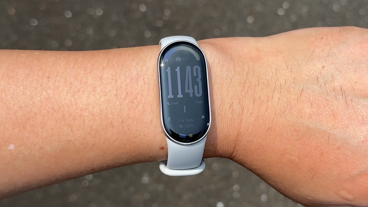 Xiaomi Smart Band 10 の屋外での見え方