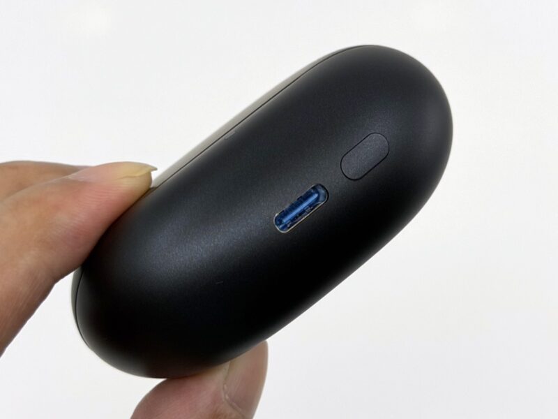 SOUNDPEATS Air6 Pro充電ケース底部のUSB Type-C端子とボタン
