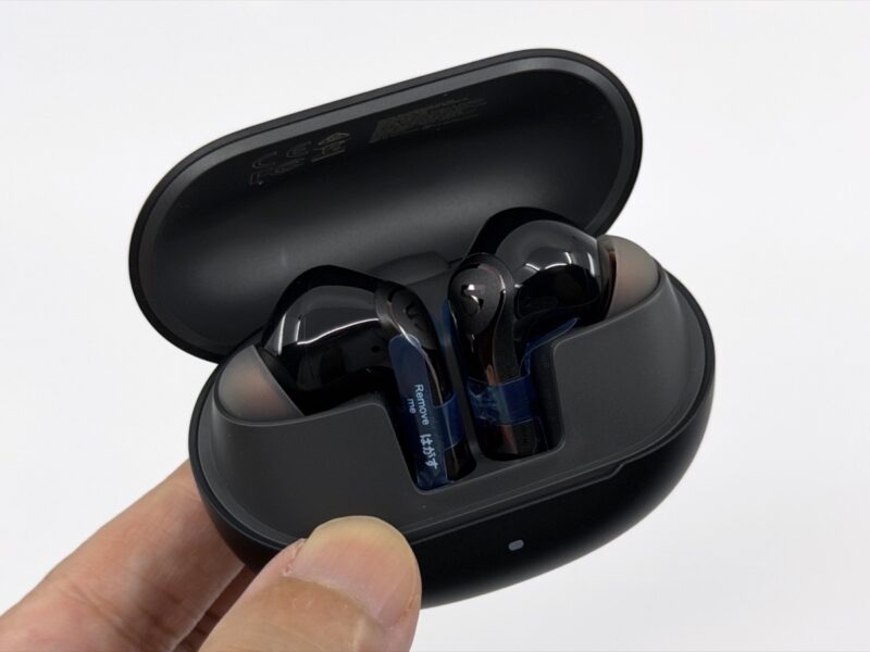 充電ケースに収納されたSOUNDPEATS Air6 Proの左右イヤホン