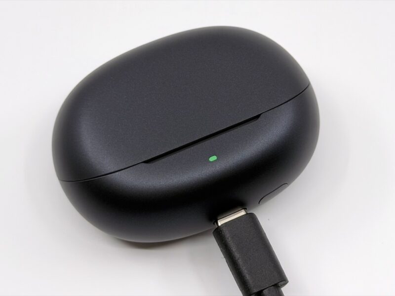USB Type-Cケーブルで充電中のSOUNDPEATS Air6 Pro充電ケース