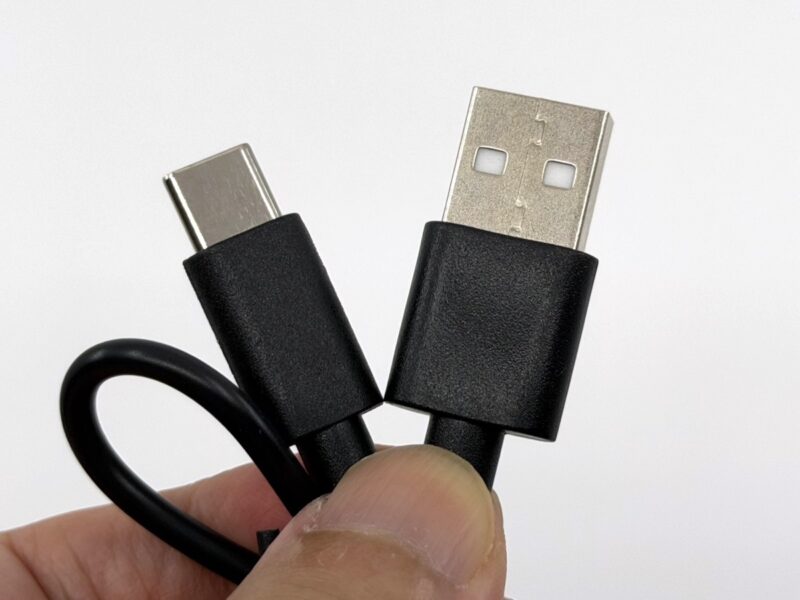SOUNDPEATS Air6 Pro付属のUSB Type-A to Type-C充電ケーブル