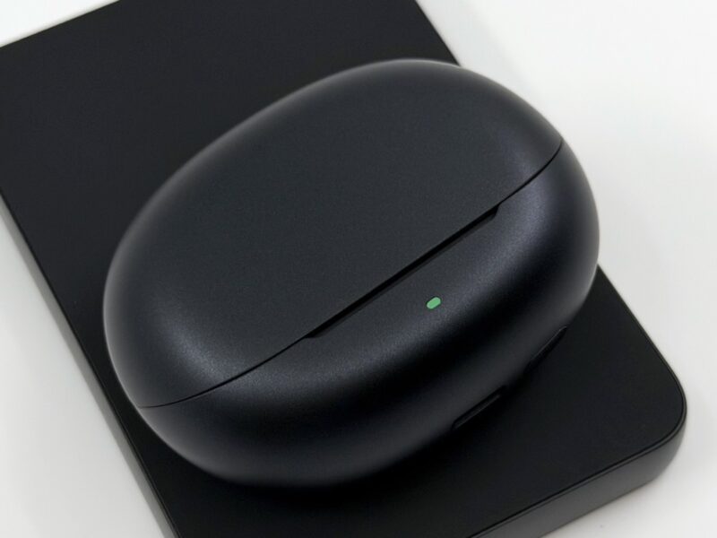 ワイヤレス充電器で充電中のSOUNDPEATS Air6 Pro充電ケース
