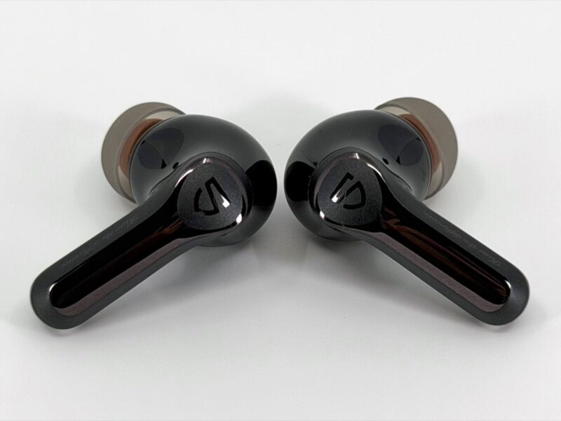 SOUNDPEATS Air6 Pro左右イヤホンの側面とロゴ入りタッチセンサー