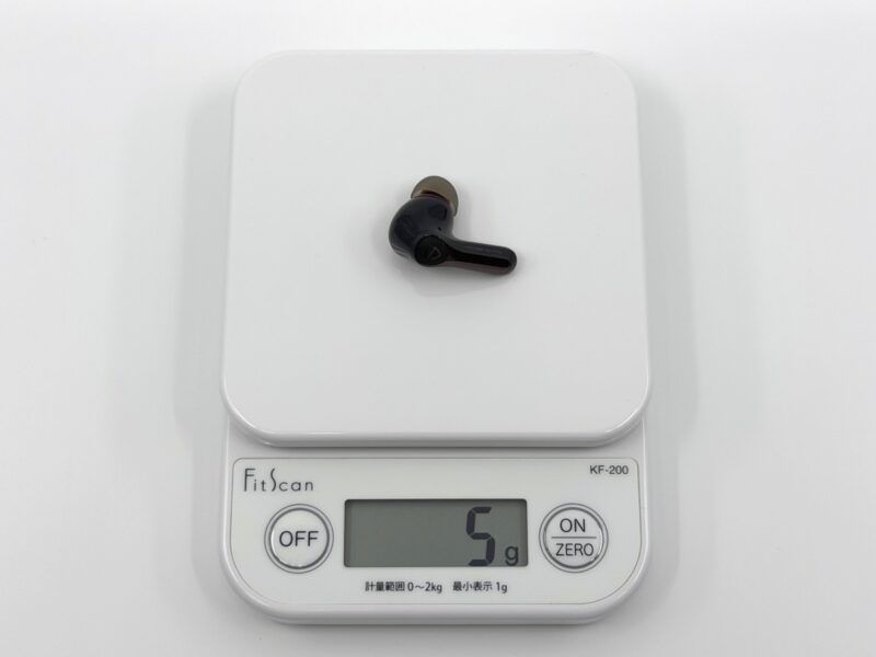 重量計で約5gと表示されたSOUNDPEATS Air6 Proの片側イヤホン