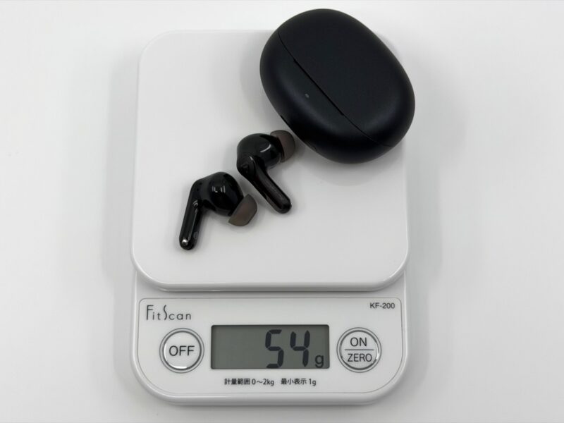 重量計で約54gと表示されたSOUNDPEATS Air6 Proの左右イヤホンと充電ケース