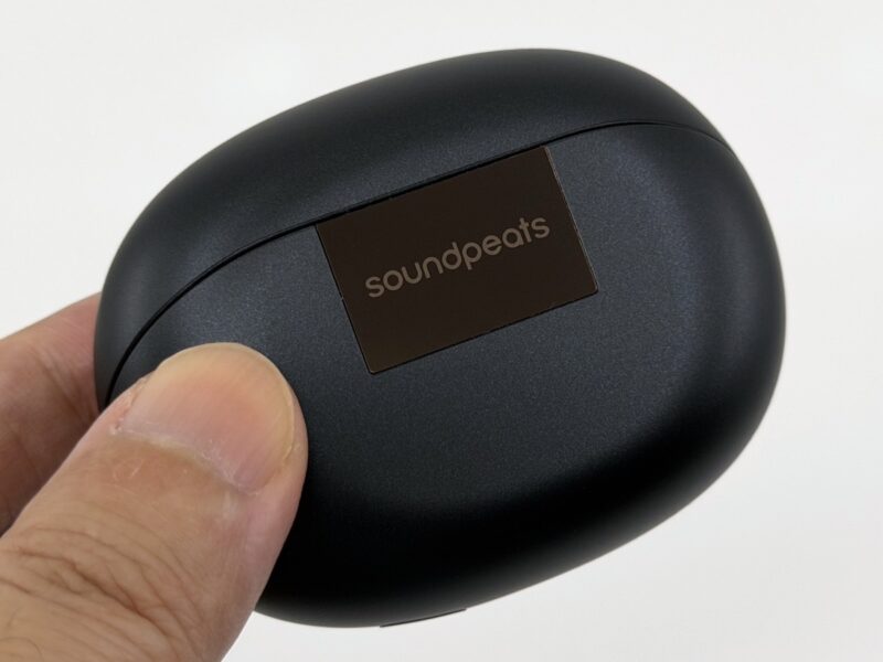 SOUNDPEATS Air6 Proのロゴが入った充電ケース背面