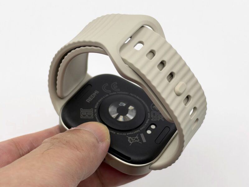 REDMI Watch 6 Liteのストラップ表面の波形模様と留め具