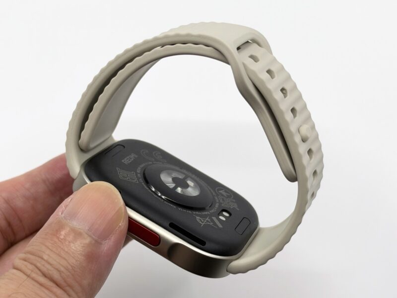 REDMI Watch 6 Liteのストラップを留め、先端を内側に通した状態