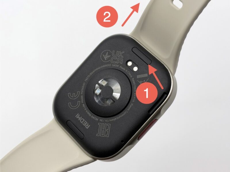 REDMI Watch 6 Liteのストラップ取り外し手順。①背面のボタンを押し、②ストラップを引き抜く