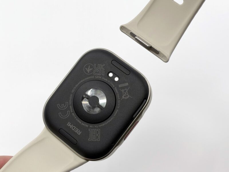 REDMI Watch 6 Liteから片側のストラップを取り外した状態と接続部分