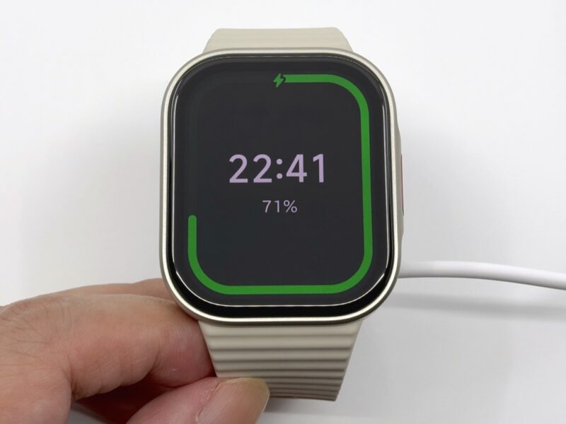 REDMI Watch 6 Lite を充電している様子