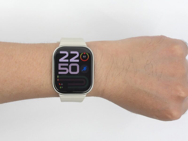 腕に装着したREDMI Watch 6 Liteを正面から見た全体像