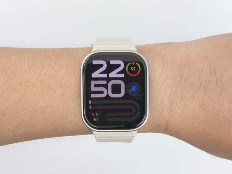 腕に装着したREDMI Watch 6 Liteの文字盤と本体を正面から接写