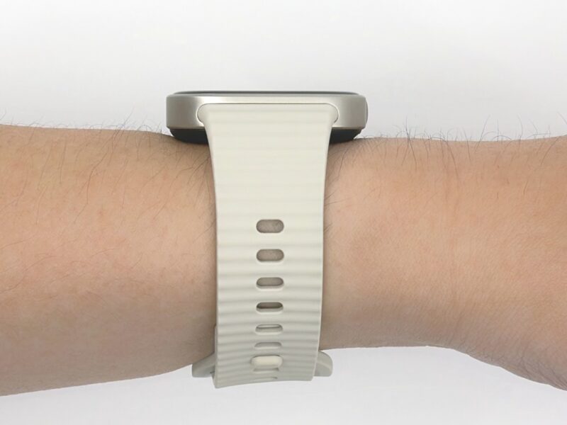 腕に装着したREDMI Watch 6 Liteを横から見た本体の厚みとストラップ