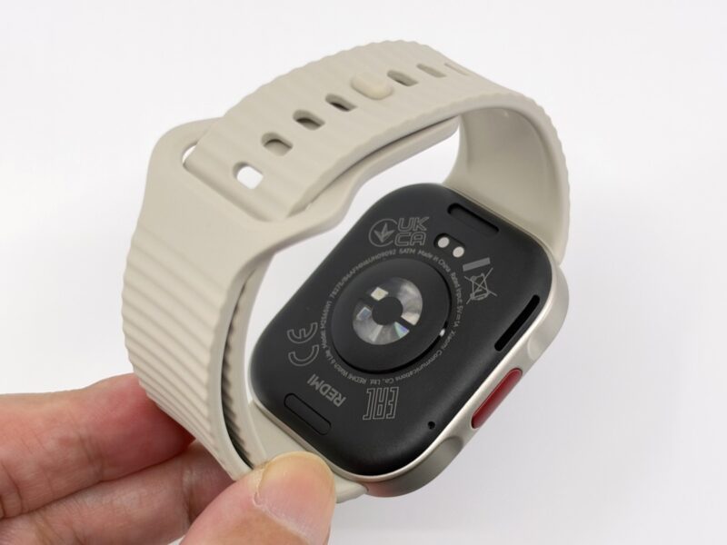 REDMI Watch 6 Lite背面のセンサー部と2つの充電接点
