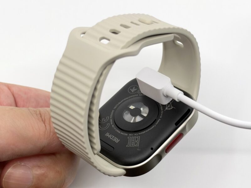REDMI Watch 6 Liteの背面に磁気充電ケーブルを接続した状態