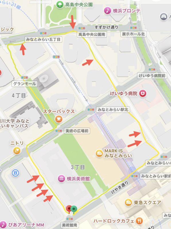 REDMI Watch 6 Liteで記録したみなとみらいのウォーキングルート。黄色の軌跡と、ずれが見られる箇所を示す赤い矢印